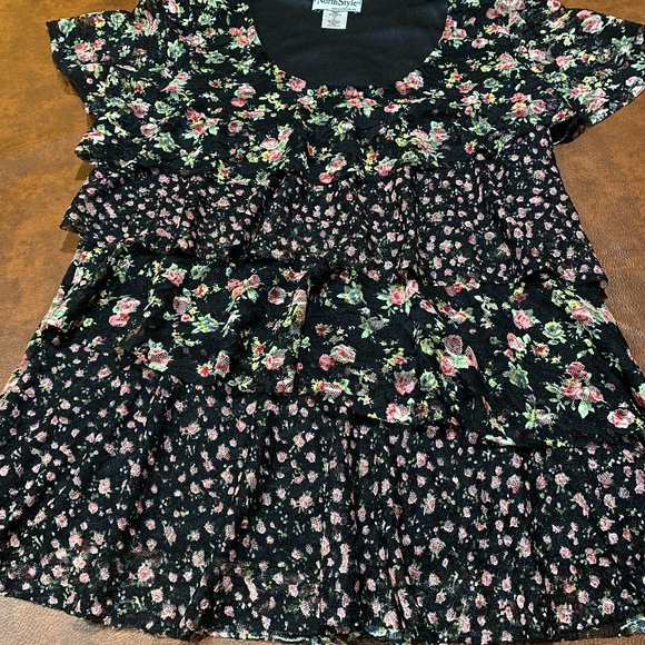 Adorable flirty summer blouse. - Picture 1 of 4